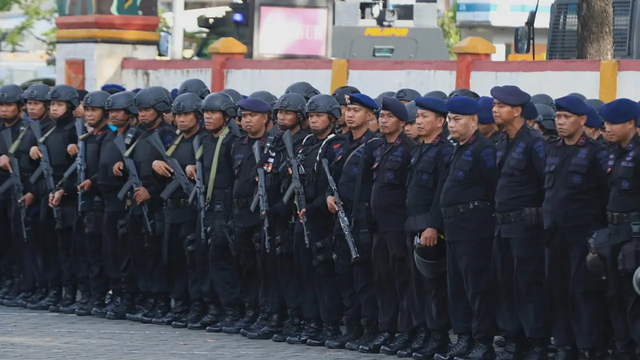 Personil Brimob di Sulsel sedang apel siaga (Liputan6.com/ Eka Hakim)