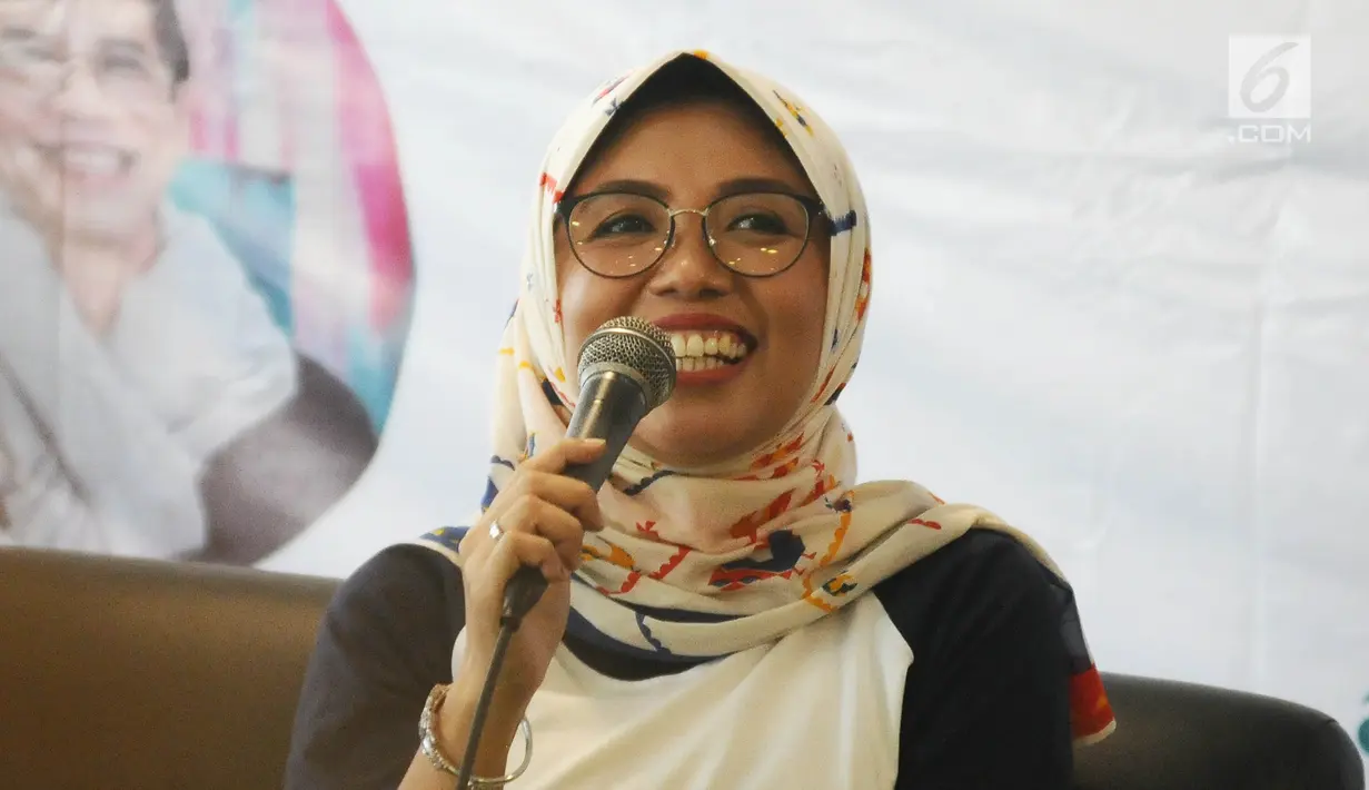 Dokter Yaniar Mulyantini saat menjadi pembicara dalam diskusi 'Berbagi Cerita: Saling Dukung dan Peduli Kesehatan Jiwa' di Jakarta, Sabtu (27/4). Kegiatan itu mengajak seluruh masyarakat untuk stop stigma buruk terhadap orang dengan gangguan jiwa. (Liputan6.com/Herman Zakharia)