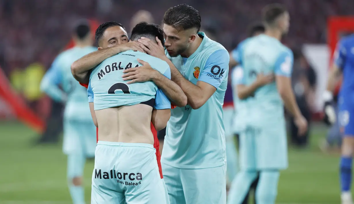 Pemain Real Mallorca saling menenangkan setelah ditaklukkan Athletic Bilbao pada laga final Copa del Rey di Stadion Olimpico de Sevilla, Minggu (7/4/2024). (AFP/Jaime Reina)