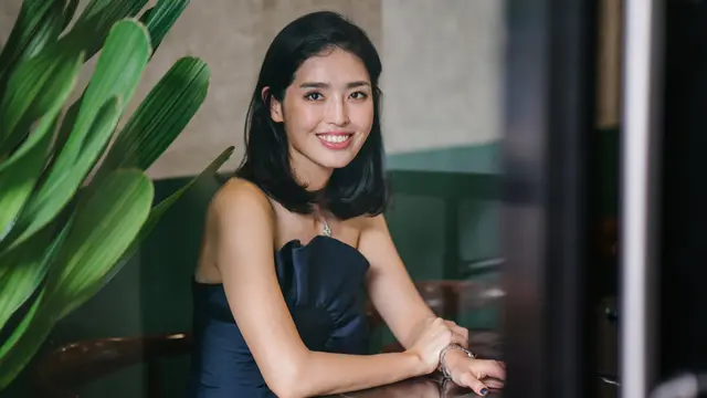 elegan berkelas cantik alami tersenyum