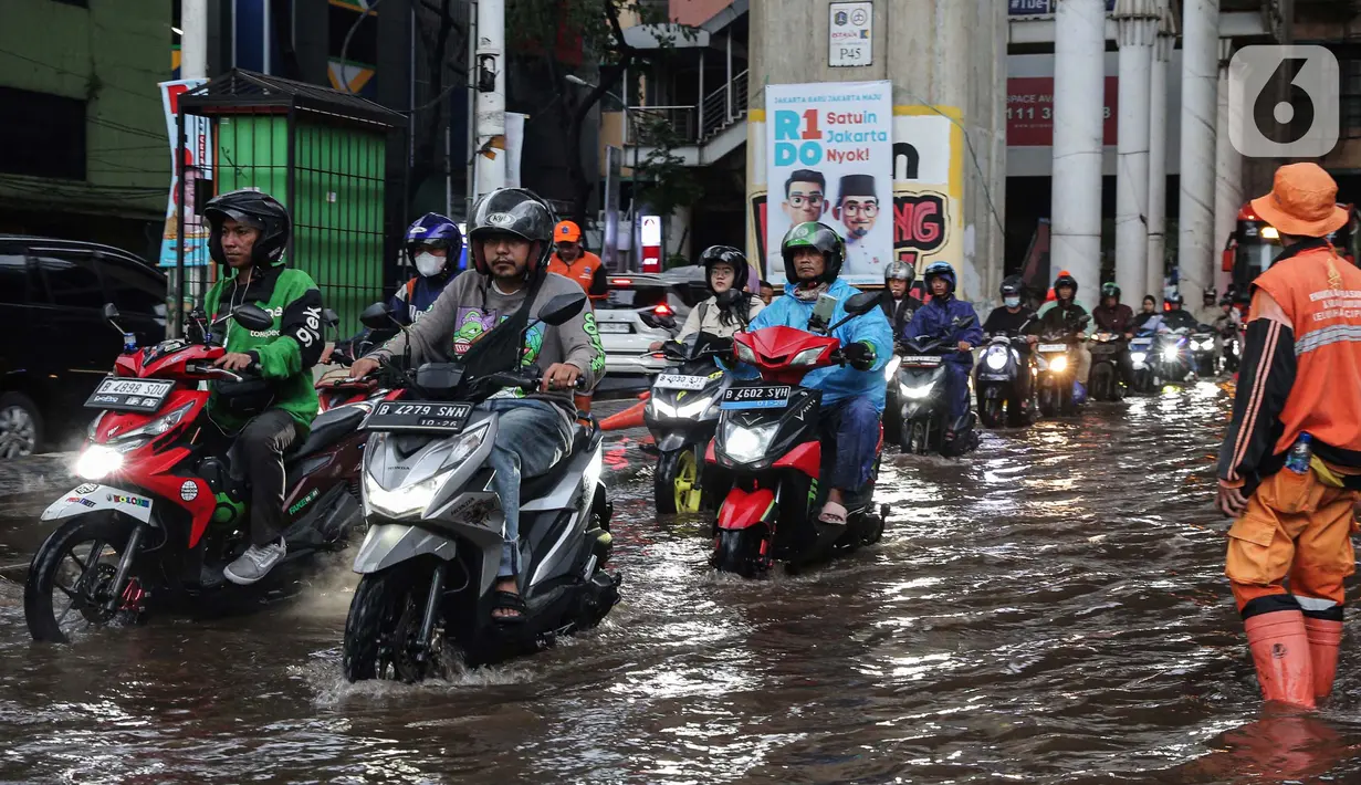 Hujan yang melanda wilayah DKI Jakarta dan sekitarnya pada Selasa (5/11/2024) siang yang menyebabkan terjadinya genangan di beberapa wilayah. (Liputan6.com/Angga Yuniar)