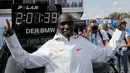 Pelari Kenya, Eliud Kipchoge tersenyum usai memenangkan Berlin Marathon ke-45 di Berlin, Jerman, Minggu (16/9). Kipchoge memecahkan rekor lari marathon dunia dengan menorehkan waktu 2 jam 1 menit 39 detik. (AP Photo/Markus Schreiber)