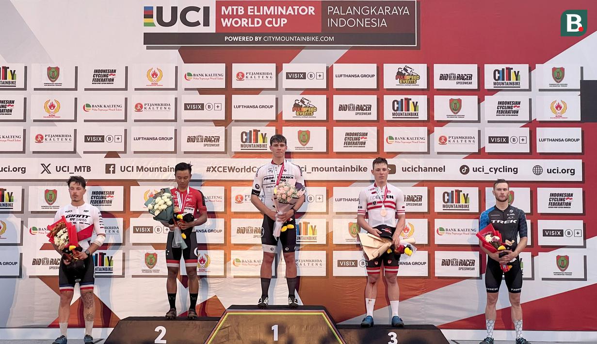Pembalap asal Selandia Baru, Lochland Brown, menempati posisi teratas podium sementara diurutan kedua diraih oleh pembalap Singapura, Riyadh Hakim dan disusul oleh pembalap Austria, Theo Hauser.di UCI MTB Eliminator World Cup 2024 yang digelar di Sirkuit SG 1973, Palangka Raya, Minggu (19/5/2024). (Bola.com/Yusuf Satria)