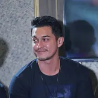 "Untuk (sinetron) sementara ini aku masih rehat dulu sih karena mau fokus film dulu. Sinetron terakhir tahun lalu. Tahun ini aku pilih film aja sih," ucap Miller Khan di FX Sudirman, Jakarta, Kamis (20/7/2017). (Adrian Putra/Bintang.com)