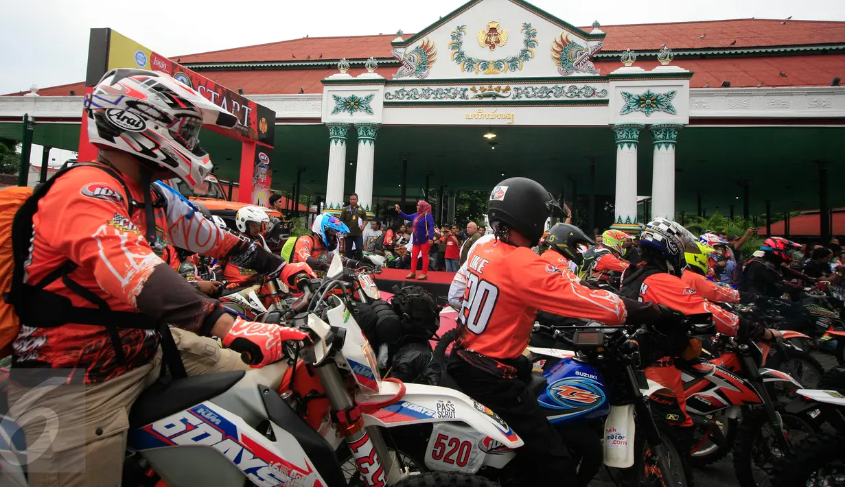 Sejumlah biker mengambil posisi start pada pembukaan Indonesia Offroad Expedition (IOX) Jogja-Bali 2016 di Pagelaran Keraton Yogyakarta, Sabtu (13/2). Sekitar 500 orang terlibat dalam event yang akan digelar 13-28 Februari 2016 itu. (Foto : Boy Harjanto)