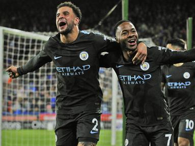 Para pemain Manchester City merayakan gol yang dicetak Raheem Sterling ke gawang Huddersfield pada laga Premier League di Stadion John Smith, Huddersfield, Minggu (26/11/2017). Huddersfield kalah 1-2 dari City. (AP/Rui Viera)