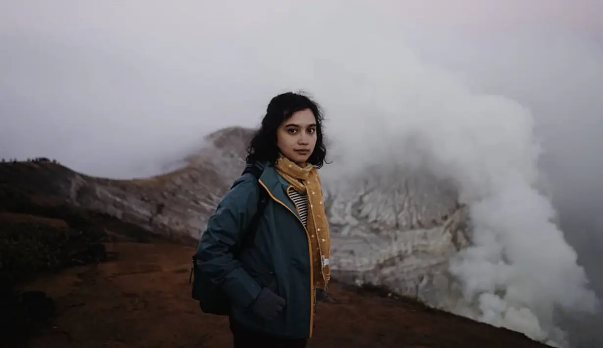 Begitu juga saat Rachel Amanda ke kawah Ijen. Rambutnya yang bergelombang dan tanpa balutan makeup, membuat dirinya tidak terlihat seperti berusia 20an kan. (Liputan6.com/IG/@auroramanda95)