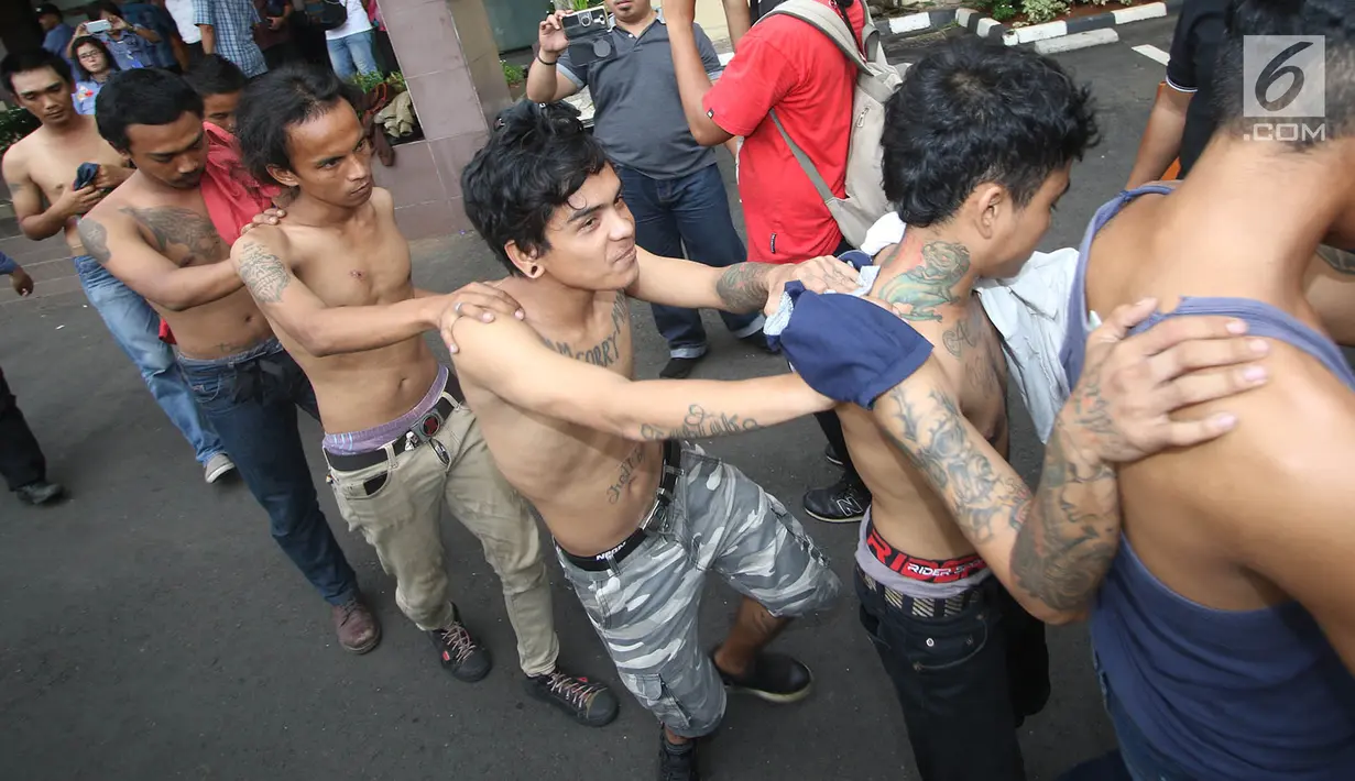 Sejumlah pria yang dianggap preman berbaris di Mapolres Metro Jakarta Selatan, Selasa (5/9). Selain itu mereka yang diduga preman juga terlibat tindak pidana pencurian dengan pemberatan. (Liputan6.com/Immanuel Antonius)