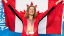 Ruck Taylor membentangkan bendera Kanada dengan delapan medali yang dikalunginya di Commonwealth Games 2018 di Gold Coast, Australia (10/4). Ruck mencatatkan rekor dari atlet lainnya dengan memenangkan medali terbanyak. (AP Photo/Ryan Remiorz)