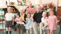 Potret kenangan Pangeran Philip semasa hidup bersama Ratu Elizabeth II dan ketujuh cicit mereka. (dok. Instagram @
kensingtonroyal/https://www.instagram.com/p/CNqNDq9FmXf/)