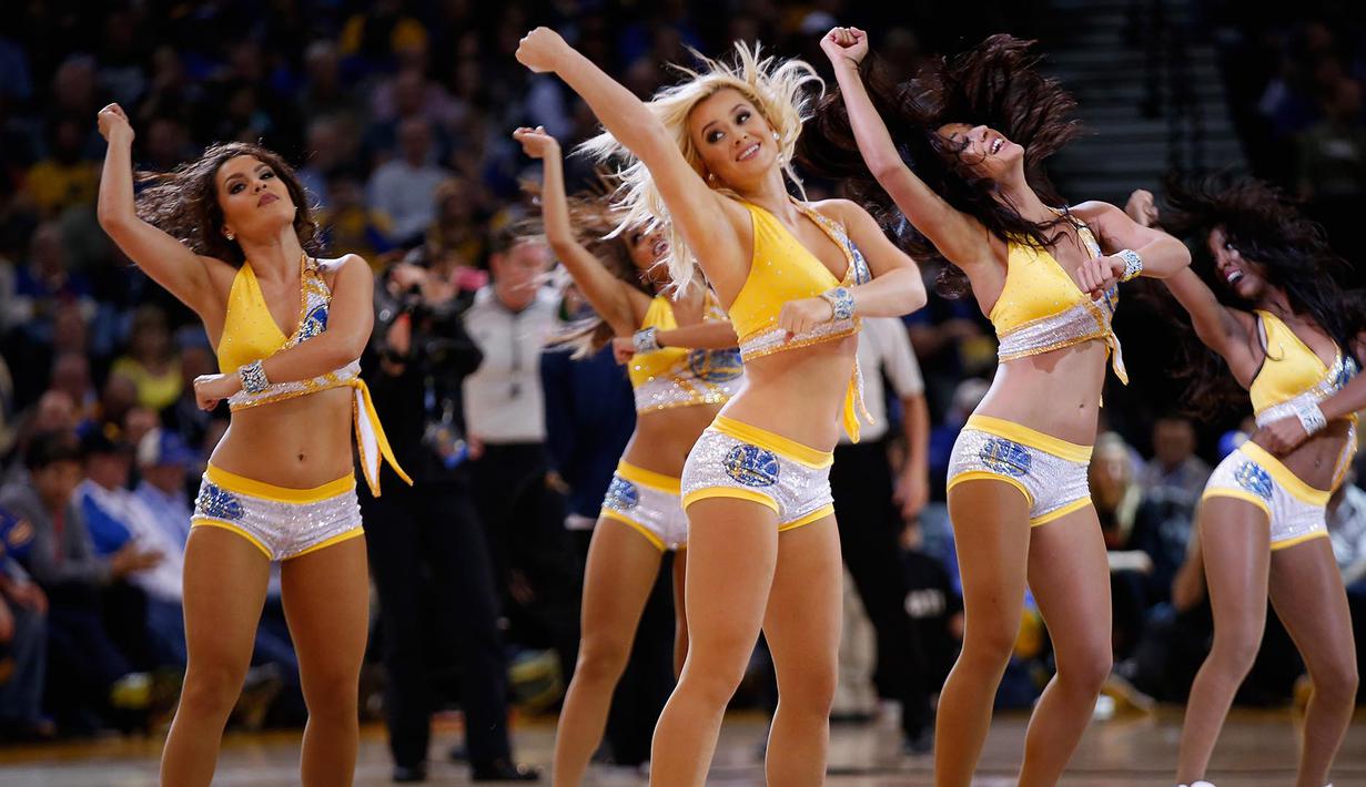 Warrior Girls atau Golden State Warriors Cheerleaders saat tampil pada laga NBA di Oracle Arena, Oakland, California, AS. (AFP/Ezra Shaw/Getty Image)
