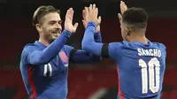 Striker Inggris, Jadon Sancho (kanan), merayakan gol yang dicetaknya bersama Jack Grealish dalam laga uji coba internasional melawan Republik Irlandia di Stadion Wembley, London, Jumat (13/11/2020) dini hari WIB. Inggris menang 3-0 atas Republik Irlandia. (AP/Nick Potts/Pool)