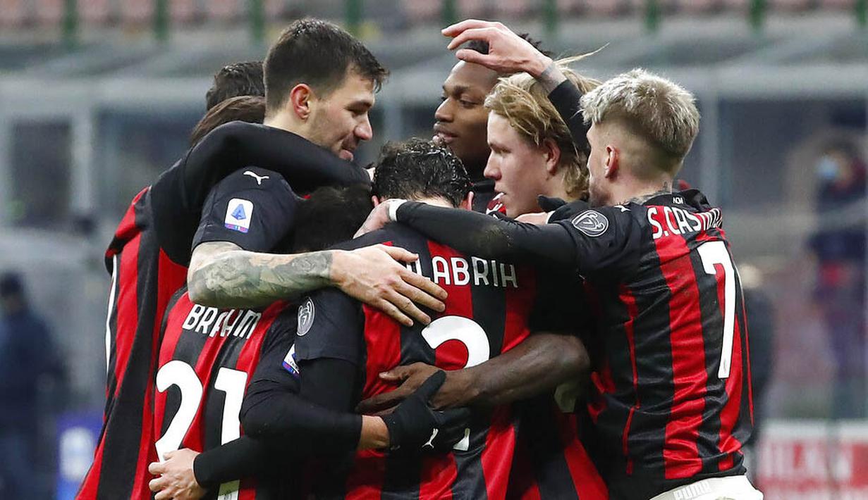 Para pemain AC Milan merayakan gol ke gawang Torino pada laga Liga Italia di Stadion San Siro, Sabtu (9/1/2021). AC Milan menang dengan skor 2-0. (AP Photo/Antonio Calanni)