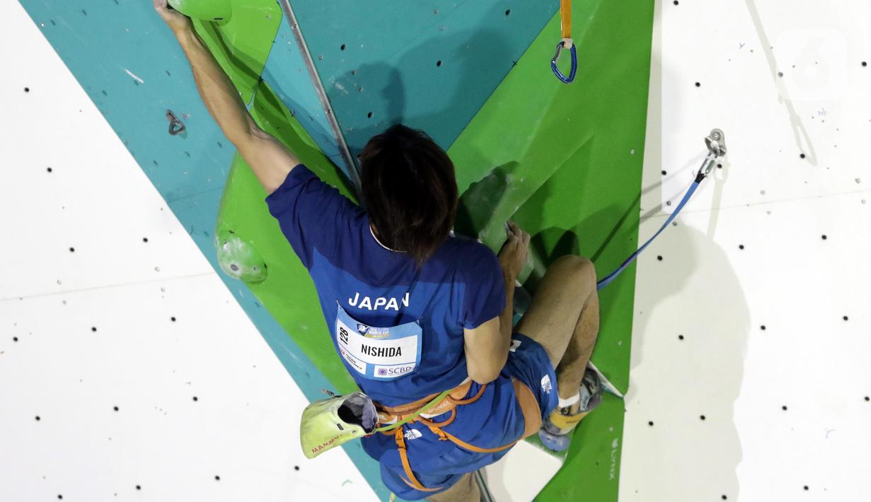 Atlet panjat tebing putra Jepang, Hidemasa Nishida saat berlaga di babak final kategori lead Kejuaraan Dunia Panjat Tebing 2022 seri Jakarta, Senin (26/9/2022). Hidemasa Nishida menempati posisi keempat dengan poin 27+ di final lead putra Kejuaraan Dunia Panjat Tebing 2022 seri Jakarta. (Liputan6.com/Helmi Fithriansyah)