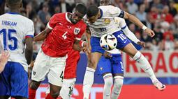 Insiden itu terjadi pada menit akhir pertandingan. Mbappe yang berusaha menyundul bola di kotak penalti justru menanduk bahu bek Austria, Kevin Danso. (AFP/Patricia De Melo Moreira)