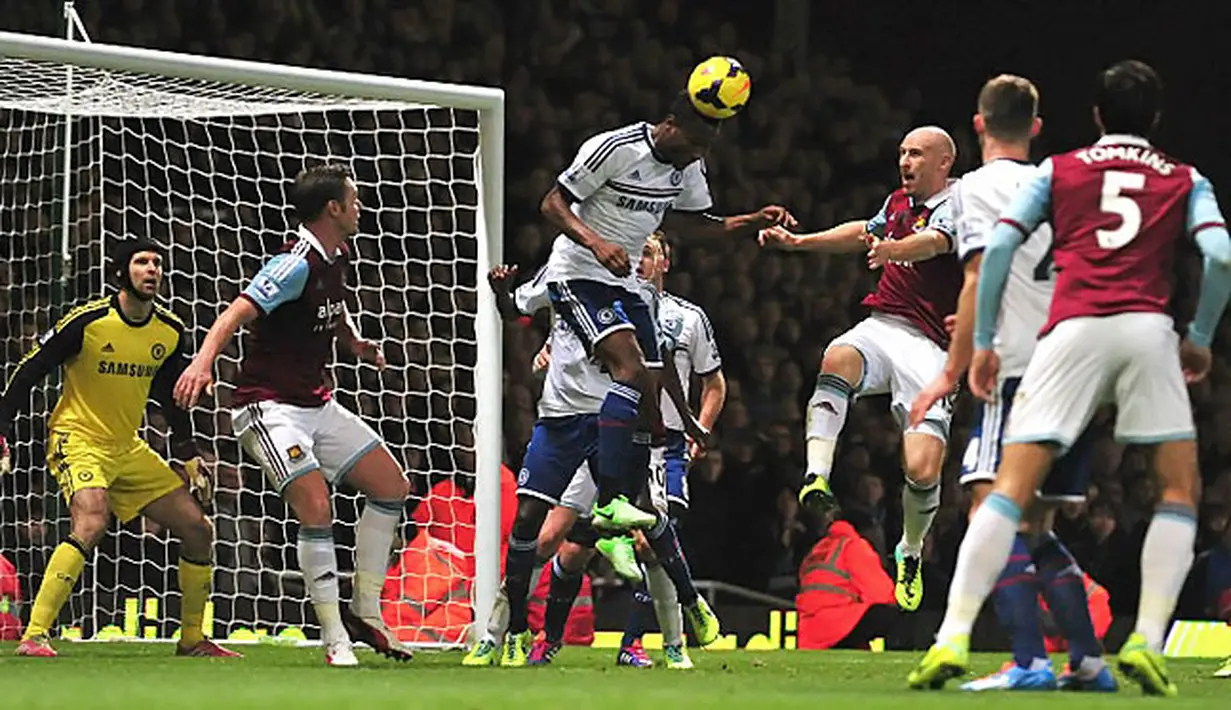Pemain Chelsea John Obi Mikel meyundul bola dengan keras saat laga pertandingan sepak bola Liga Inggris antara West Ham United melawan Chelsea di Upton Park, London, pada (23/11/13) waktu setempat. (Foto: AFP/Carl Court)
