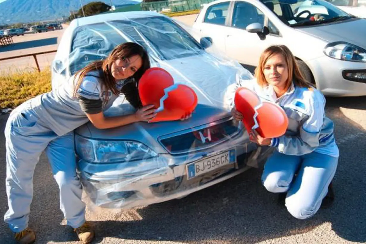 [OTO-News] Mobil Non Italia Di Bungkus Kantong Plastik
