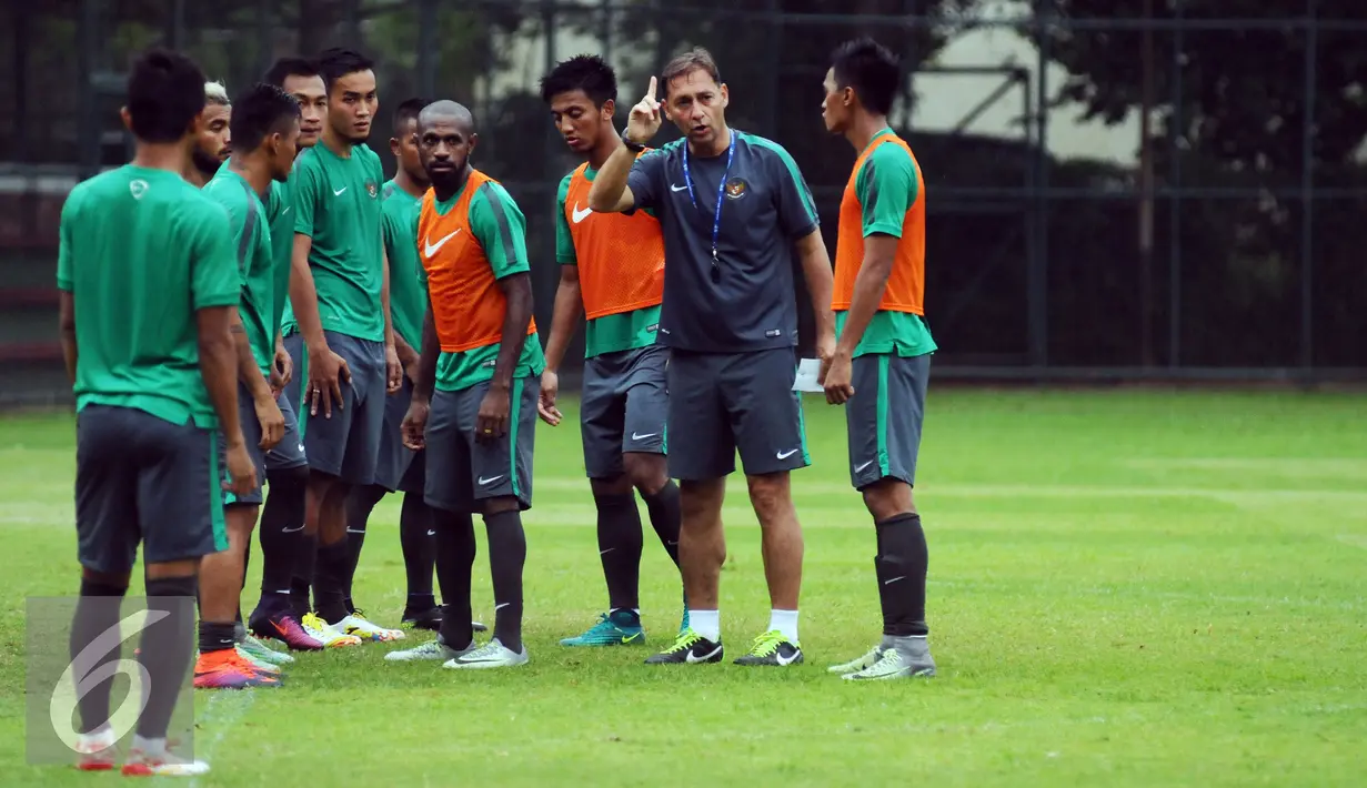 Pemain Timnas Indonesia menyimak arahan asisten pelatih Wofgang Pikal saat latihan di SPH Karawaci, Tangerang, Selasa (15/11). Jelang berlaga di Piala AFF 2016, Timnas Indonesia fokus berlatih peluang bola mati. (Liputan6.com/Helmi Fithriansyah)