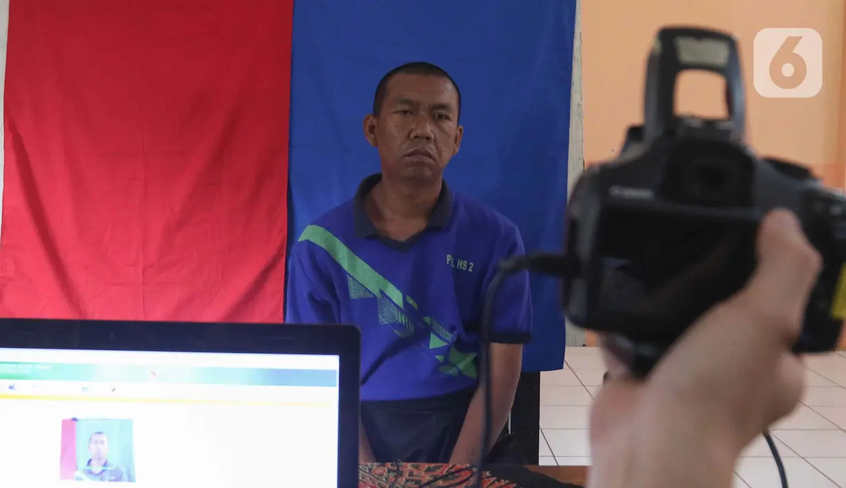 Warga Binaan Sosial saat perekaman E-KTP di Panti Sosial Bina Laras Harapan Sentosa 2 Budi Murni, Cipayung, Jakarta, Kamis (24/3/2022). Disdukcapil Jakarta melakukan perekaman E-KTP ke 92 Warga Binaan Sosial meliputi pemeriksaan data diri, pemeriksaan duplikat NIK. (Liputan6.com/Herman Zakharia)