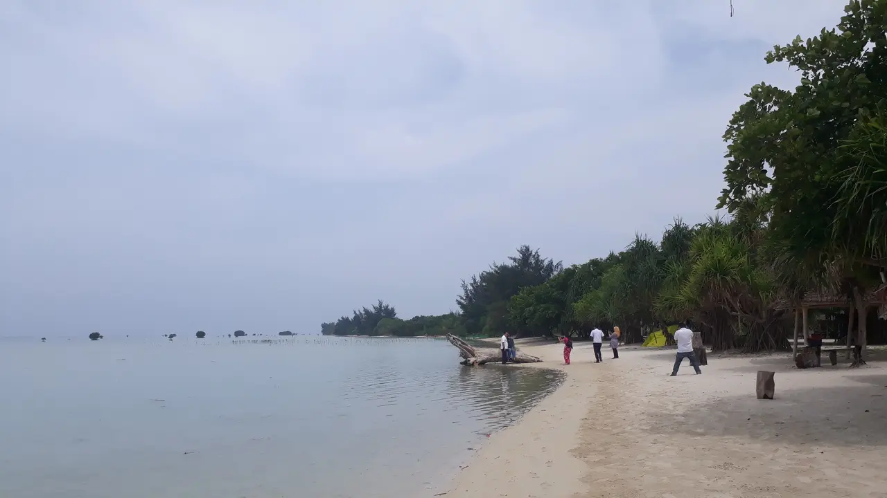 [Bintang] Pantai Perawan di Pulau Pari [Edy Suherli/Bintang.com]