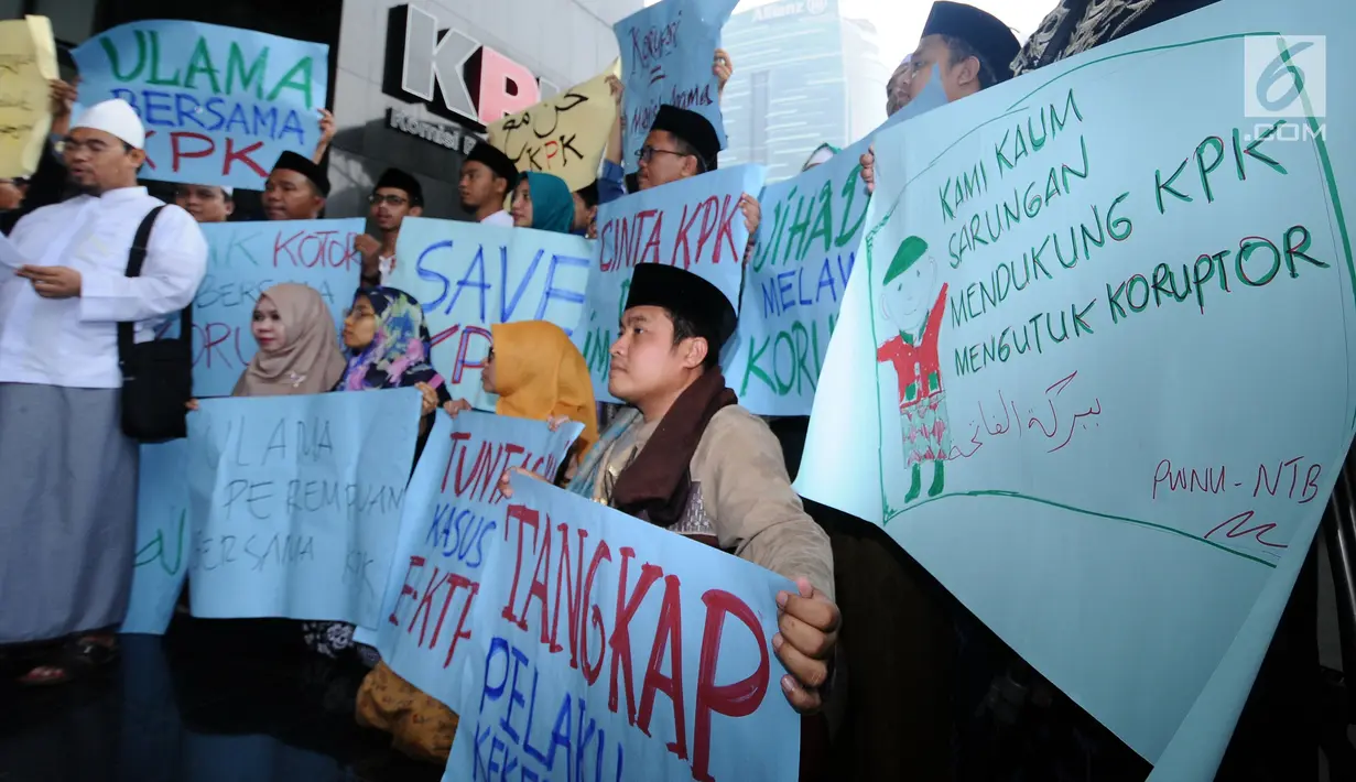 Perwakilan dari peserta PPWK Lakpesdam-PBNU melakukan aksi dukungan di Gedung KPK, Jakarta, Kamis (12/10). Dalam pernyataan sikapnya, mereka mengutuk pelaku kekerasan yang menghambat kerja-kerja KPK. (Liputan6.com/Helmi Fithriansyah)