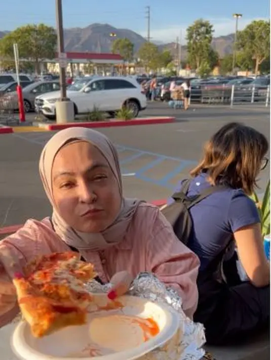 Tak berbeda dengan Nino Kuya, sang ibunda Astrid juga memilih menu yang sama dengan sang putra. Ia pun menunjukkan pizza yang cukup besar untuk disantap satu orang. (Foto: Instagram/@king_uyakuya)