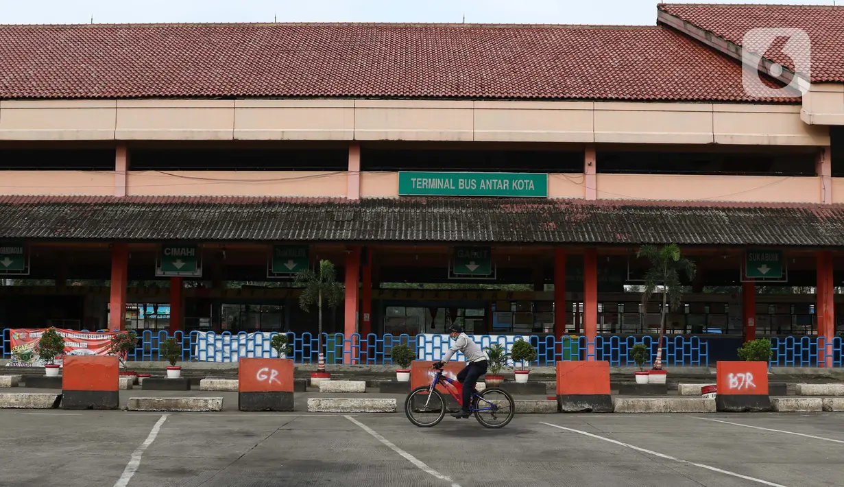 Petugas Dishub mengecek kondisi ruang tunggu keberangkatan Terminal Kampung Rambutan, Jakarta, Sabtu (25/4/2020). Untuk mencegah dan memutus mata rantai penularan virus Covid-19, pemerintah resmi melarang aktivitas mudik pada Jumat (24/4) lalu. (Liputan6.com/Helmi Fithriansyah)