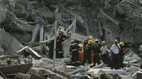 Tim penyelamat terlihat di lokasi konstruksi tempat sebuah bangunan runtuh di Bangkok pada 28 Maret 2025, setelah gempa bumi. (Dok: AFP/Lillian Suwanrumpha)