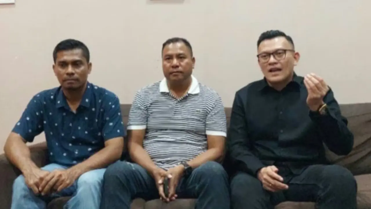 Kepala Kejaksaan Negeri Kabupaten Kupang Jupiter Selan (tengah)