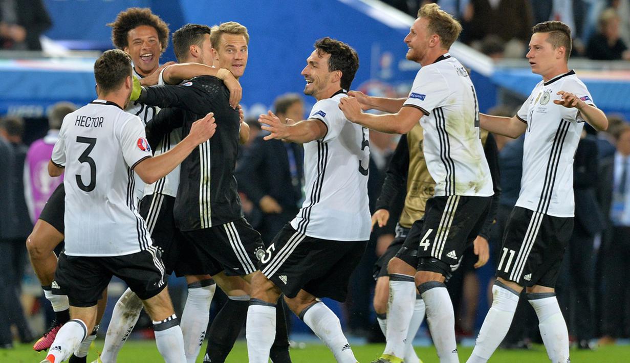 Pemain Jerman merayakan kemenangan pertama atas Italia di turnamen resmi lewat adu penalti pada perempat final Piala Eropa 2016 di Stadion Matmut Atlantique, Bordeaux, Minggu (3/7/2016) WIB. (AFP/Nicolas Tucat)