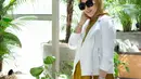 Dalam potret ini, Syahrini menunjukkan tanda ada baby bump. Bagian perutnya tampak menggembung, meski ia telah menutupinya dengan berbagai pose yang tidak memperlihatkan bagian perut. Belakangan, wanita 43 tahun ini juga suka memakai baju longgar, sehingga menutupi area perutnya. (Liputan6.com/IG/@princessyahrini)