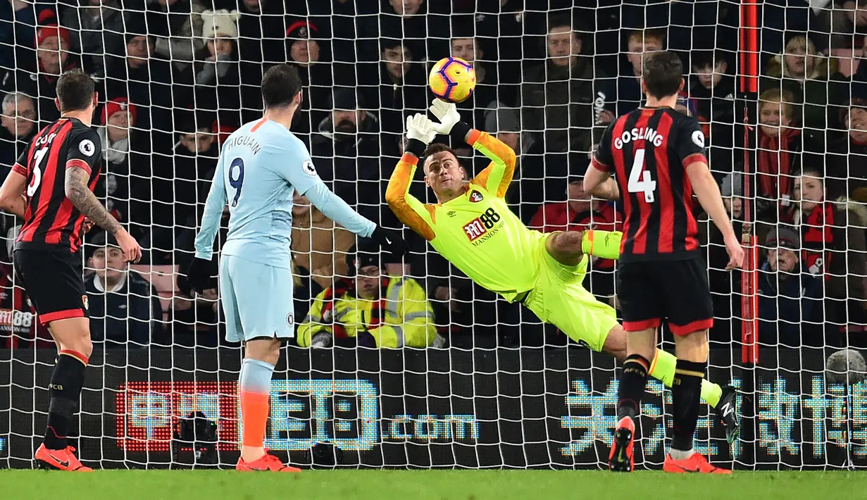 Aksi gemilang diperlihatkan Artur Boruc kontra Chelsea pada laga lanjutan Premier League yang berlangsung di stadion Dean Court, Bournemouth, Kamis (31/1). Bournemouth menang 4-0 atas Chelsea. (AFP/Glyn Kirk)