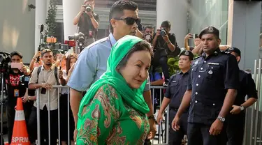 Rosmah Mansor, istri mantan Perdana Menteri (PM) Malaysia Najib Razak, mendatangi kantor Komisi Antikorupsi Malaysia (MACC) di Putrajaya, Rabu (26/9). Rosmah diperiksa terkait penyelidikan skandal korupsi 1Malaysia Development Berhad (1MDB). (AFP)