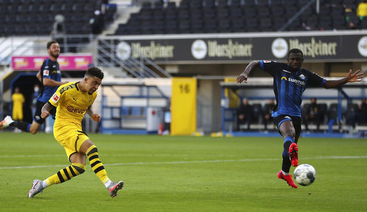 Penyerang Borussia Dortmund, Jadon Sancho, mencetak gol ke gawang SC Paderborn 07 pada laga Bundesliga di Stadion Benteler, Minggu (31/5/2020). Borussia Dortmund menang dengan skor 6-1 SC Paderborn 07. (AP/Lars Baron)