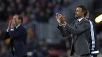 Pelatih Luis Enrique terus menyemangat para pemain Barcelona kala melawan Juventus pada leg kedua perempat final Liga Champions 2016/2017 di Camp Nou. (LLUIS GENE / AFP)