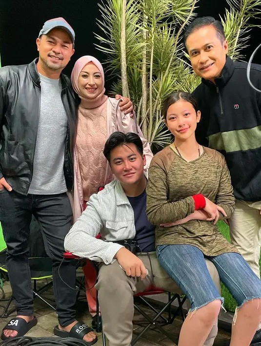 <p>Rafi merupakan anak Annisa Trihapsari pernikahannya dengan Adjie Pangestu. Rafi lahir di Jakarta pada 23 Desember 1999 lalu. Rumah tangga Adjie dan Annisa kandas pada 2007. Setelah cerai, keduanya juga menjalin hubungan baik. [Instagram/hapsarianissa29]</p>