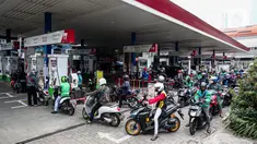 Sejumlah kendaraan mengantri di SPBU kawasan Kuningan, Jakarta, Sabtu (3/9/2022). Pemerintah akhirnya menaikan harga BBM bersubsidi, Adapun harga BBM yang mengalami kenaikan yaitu Pertalite menjadi Rp 10.000 per liter, harga solar menjadi Rp 6.800 per liter dan Pertamax menjadi Rp 14.500 per liter. (Liputan6.com/Faizal Fanani)