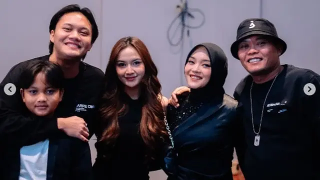 potret Putri Adelina bersama Keluarganya di Gala Premiere, sumber: @putridelinaa