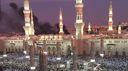 Asap hitam membumbung di dekat Masjid Nabawi, Arab Saudi, Senin (4/7). Diduga terjadi bom bunuh diri yang menyebabkan 5 orang tewas. (Facebook.com/Haramain)