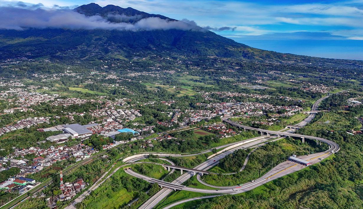 Foto udara memperlihatkan ruas Jalan Tol Bogor-Ciawi-Sukabumi (Bocimi) dengan latar belakang Gunung Salak di Cibadak, Kabupaten Sukabumi, Jawa Barat, Jumat (31/10/2025). (merdeka.com/Arie Basuki)