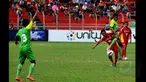 Persebaya Surabaya unggul 1-0 atas Semen Padang di laga pembuka SCM Cup 2015 yang dihelat di Stadion Haji Agus Salim, Padang, Sumbar, Sabtu (17/1/2015). (Liputan6.com/Johan Tallo)