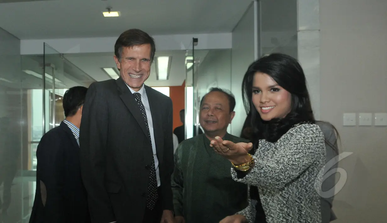 Liputan6.com menyambut hangat kunjungan Dubes AS untuk Indonesia, Robert O. Blake, Jr. di SCTV Tower, Jakarta, Rabu (6/5/2015). Kedatangan Blake sebagai bentuk dukungannya bagi industri kreatif Tanah Air. (Liputan6.com/Herman Zakharia)