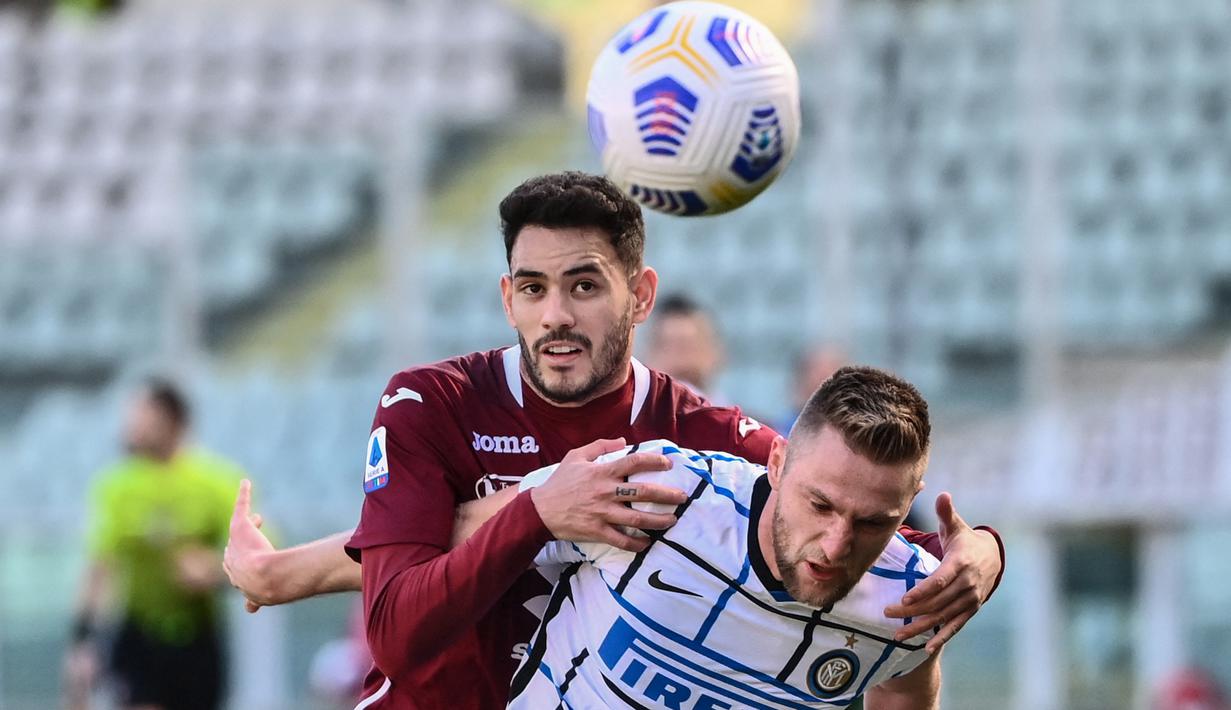 Sepanjang babak pertama benar-benar dikuasai oleh Inter Milan. Mereka hanya kurang gol saja di pertandingan tersebut untuk keluar sebagai pemenang, sebab Nerazzurri bermain selayaknya tim yang dominan. (Foto: AFP/Marco Bertorello)