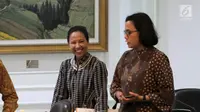 Menteri Keuangan Sri Mulyani Indrawati (kanan) berbincang dengan Menteri Badan Usaha Milik Negara (BUMN) Rini Soemarno dalam Rapat Terbatas Evaluasi Proyek Strategis Nasional di Kantor Presiden, Jakarta, Senin (16/4). (Liputan6.com/Angga Yuniar)