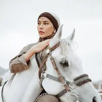 Potret Dara Arafah Berkuda dan Memanah di Gurun Pasir (credit: instagram/daraarafah)