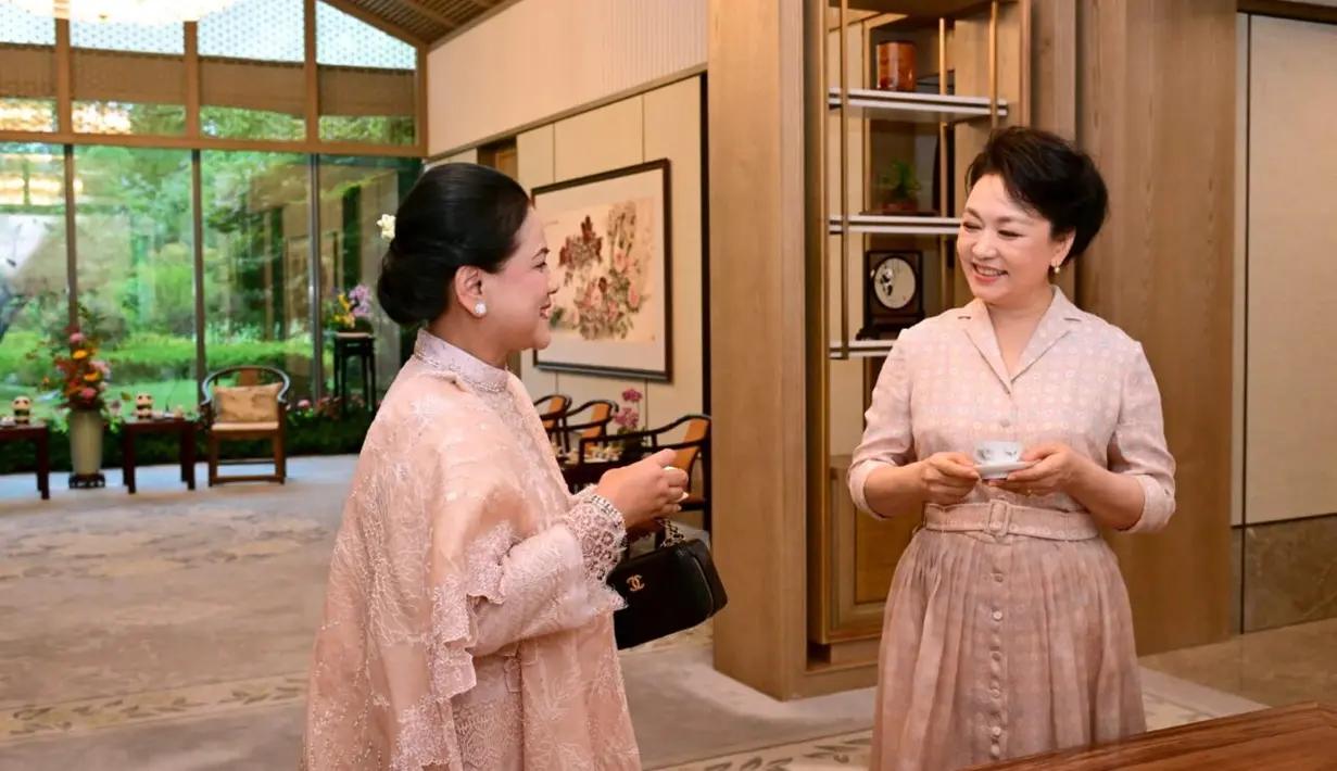 Melengkapi penampilannya, Iriana Jokowi mengenakan tas tangan Chanel dan heels hitam [Dok. Sekretariat Presiden]