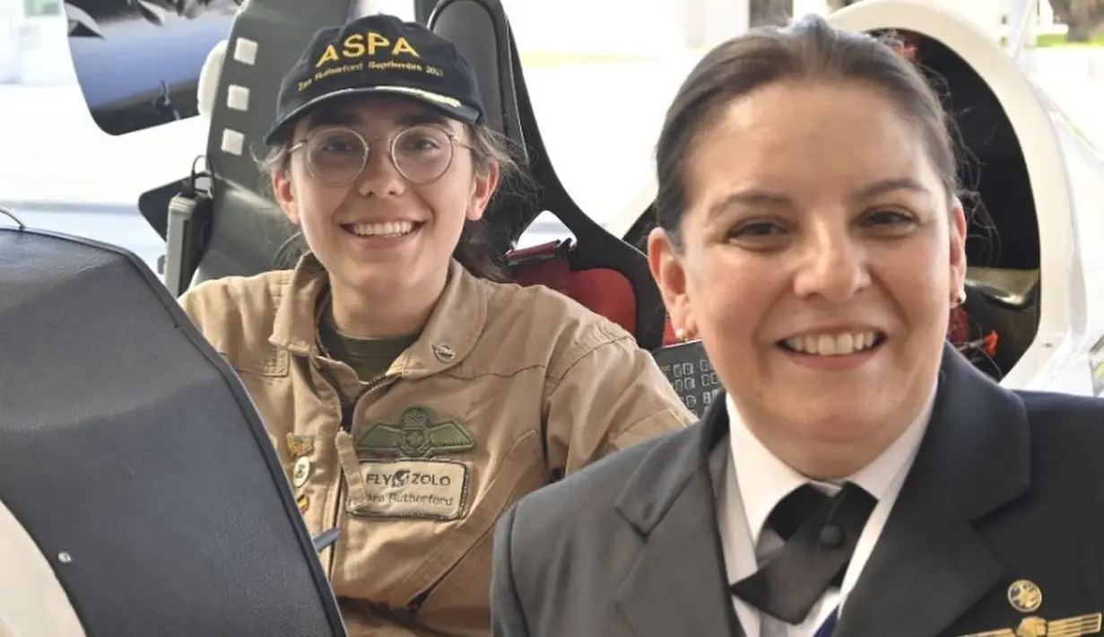 Ia berhasil berhenti di 41 negara, di lima bedua. Tentu rekornya berhasil mengalahkan Shaesta Waiz, pilot perempuan asal Amerika Serikat, di tahun 2017.Ssaat itu ia berusia 30 tahun. (Foto: Instagram/Zara Rutherford ).