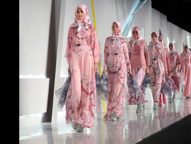 Sejumlah model memperagakan busana rancangan Itang Yunaz pada ajang Indonesia Fashion Week 2015 di JCC Senayan, Jakarta, Sabtu (27/2/2015). (Liputan6.com/Panji Diksana)