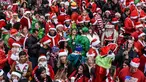 Para pengunjung yang berpakaian seperti karakter liburan berpartisipasi dalam acara tahunan SantaCon pub crawl pada 9 Desember 2023 di New York City. (Stephanie Keith/Getty Images/AFP)