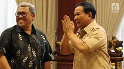 Ketua Umum dan Ketua Dewan Pembina Partai Gerindra Prabowo Subianto  berbincang Gubernur Jawa Barat Ahmad Heryawan saat melakukan pertemuan di Jakarta, Kamis (1/3). (Liputan6.com/Johan Tallo)